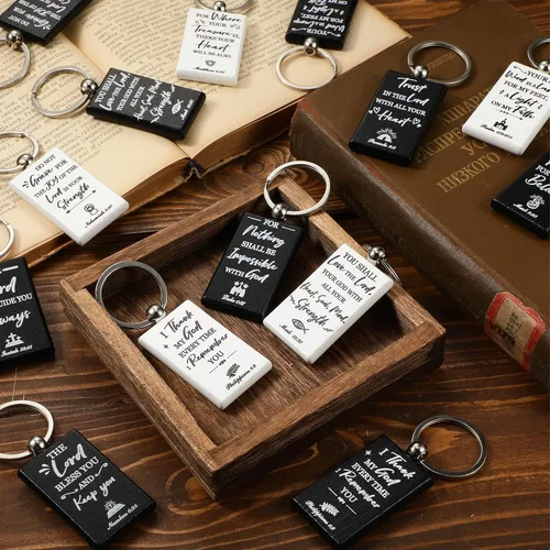 Vista 4 de Capoda Paquete de 30 llaveros cristianos a granel, regalos religiosos de madera, versículos de la Biblia, llavero rectangular de madera, letrero