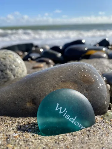 Vista 10 de Lifeforce Glass The Mermaid's Message, 24 piedras inspiradoras de cristal de mar esmeriladas, surtidas, dos de cada una de las doce palabras