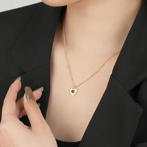 Vista 4 de Collar de clavícula de esmeralda en forma de corazón de oro de 14 quilates, el símbolo perfecto con colgante de esmeralda de amor y devoción