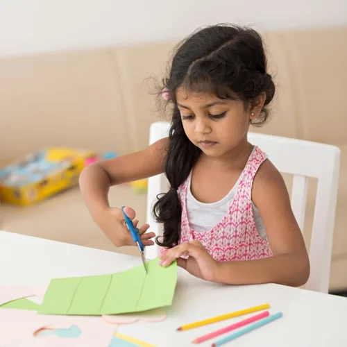 Vista 2 de Tijeras infantiles de 5 pulgadas, paquete de 4 tijeras escolares de seguridad para niños, acero inoxidable, colores surtidos, zurdos o diestros