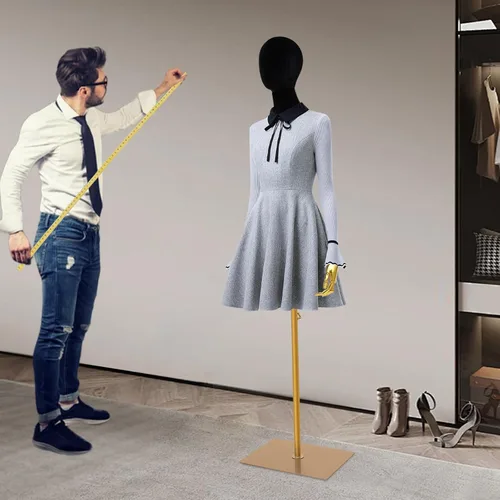 Vista 3 de Maniquí femenino de terciopelo con brazos y base dorados, altura ajustable de 59 a 79 pulgadas, soporte de exhibición de medio maniquí
