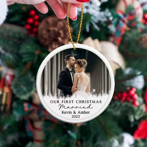Vista 6 de Adorno de cerámica personalizable con texto en inglés «Our First Christmas Married», adorno de Navidad personalizado para el señor y la señora