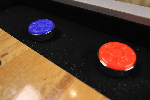 Vista 3 de Mesas de Shuffleboard LED Atomic de 9 pies con superficie de juego recubierta de polímero para una acción suave y rápida de disco y patas