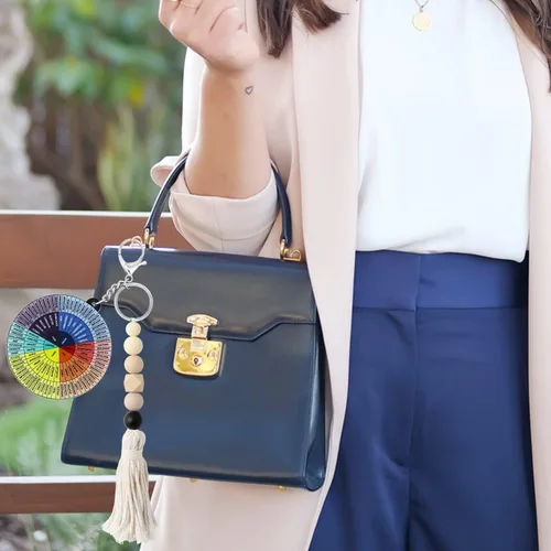 Vista 4 de Llavero bohemio con cuentas de silicona y borla de macramé, llavero de acrílico inspirador, regalos de salud mental para mujeres y hombres