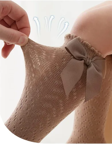 Vista 4 de QandSweet Calcetines hasta la rodilla para bebé, calcetines antideslizantes para recién nacidos, calcetines antideslizantes