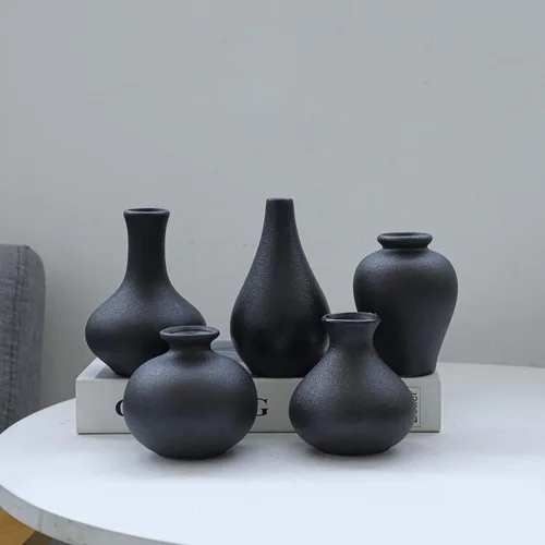 Vista 2 de Juego de 5 jarrones de cerámica negra, pequeños jarrones para flores, mini jarrones decorativos para bodas rústicas y decoración del hogar, centros