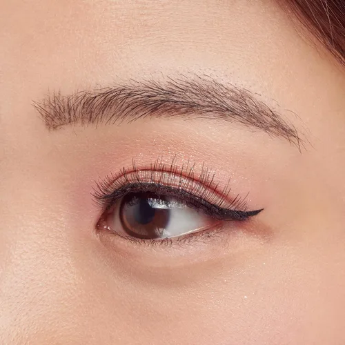 Vista 3 de KISS Pestañas postizas magnéticas y delineador de ojos, 'Lure', 12mm, fáciles de aplicar, reutilizables, sin pegamento, tecnología Flexiband, punta