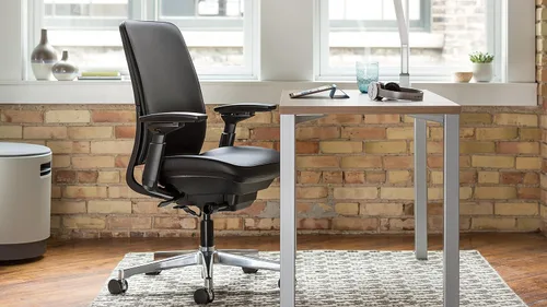Vista 4 de Steelcase Amia Task Chair: marco platino/base de aluminio pulido - sin brazos - ruedas de piso duro