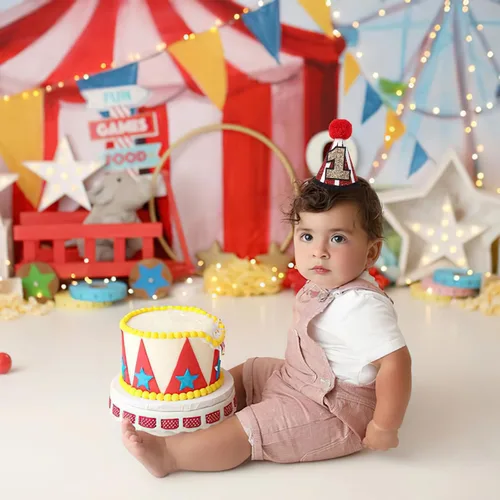 Vista 3 de YOUAME Sombrero de fiesta de primer cumpleaños de circo, traje de corona roja con purpurina para niños y niñas, divertida decoración de fiesta