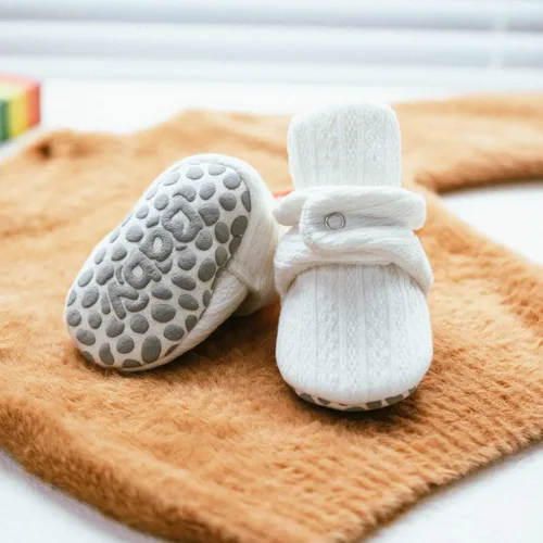 Vista 4 de Botines de forro polar para bebés, niños y niñas, pantuflas antideslizantes con agarre suave, zapatos de calcetín para recién nacidos, cuna