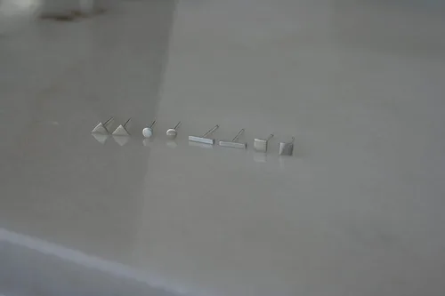 Vista 8 de Juego de pequeños aretes de tuerca con forma geométrica, pequeños aretes de plata esterlina, segundo piercing, tercer piercing, caramelo de oreja