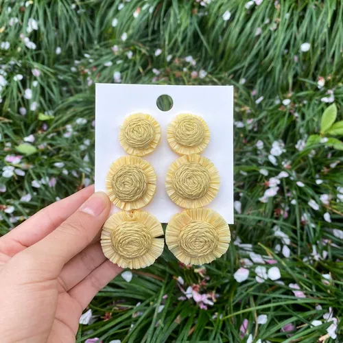 Vista 4 de Aretes largos de ratán bohemios con triple girasol para mujeres y niñas