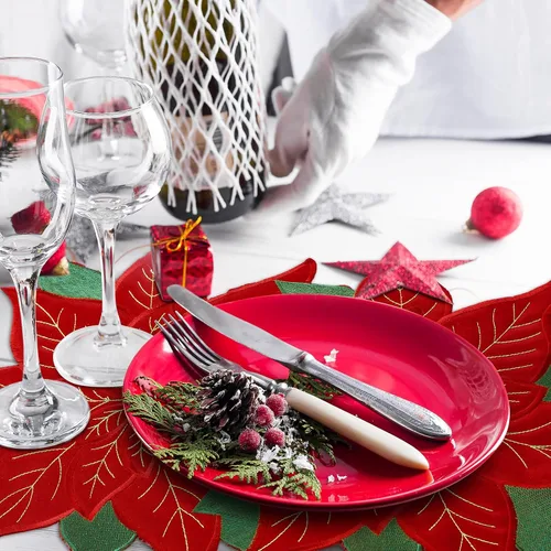 Vista 4 de Yingzhao Juego de 6 manteles individuales de Navidad con poinsettia bordados de doble capa con aplicación de flores rojas de Navidad para decoración