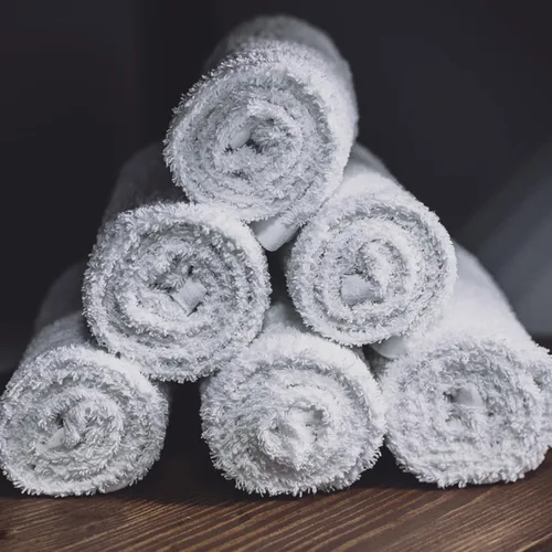 Vista 7 de Paquete de 24 toallas de baño de algodón blancas de 22 x 44 pulgadas, ligeras, de secado rápido, de grado comercial
