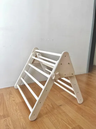 Vista 6 de Montessori Triángulo de escalada de madera para niños Marco de escalada plegable para interiores para niños y niños pequeños Equipo de parque