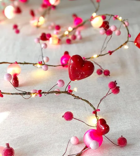 Vista 4 de MIYA LIFE Guirnalda de luces para el día de San Valentín, guirnalda de globos con forma de corazón, funciona con pilas, guirnalda de corazón
