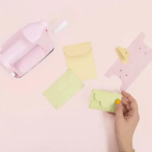 Vista 5 de Craftelier - Troqueladora clásica para sobres de cartas, ideal para álbumes de recortes, manualidades, álbumes de fotos y proyectos de creación