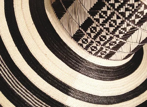 Vista 2 de Sombrero Colombiano Hecho a Mano Sinuano Cana Flecha Flecha Arrow 19 Vueltas Hecho por Artesanos Colombianos Negro, Blanco, Negro, Blanco