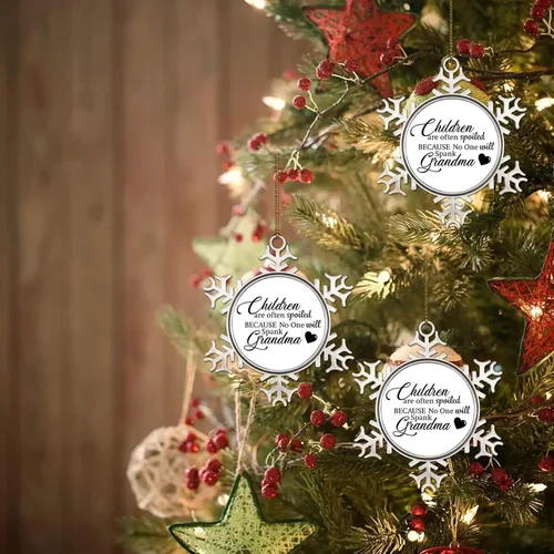 Vista 7 de Los niños son a menudo mimados porque nadie lo azotará a la abuela, adorno de copo de nieve de metal para árbol de Navidad, decoración colgante