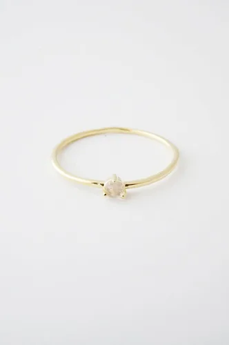 Vista 3 de Honeycat Anillo de punta de cristal de cuarzo rosa en oro, oro rosa o plata Joyería minimalista y delicada
