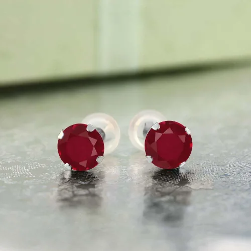 Vista 2 de Pendientes de tuerca de oro blanco de 14 quilates con piedras preciosas de rubí rojo de 0.236in