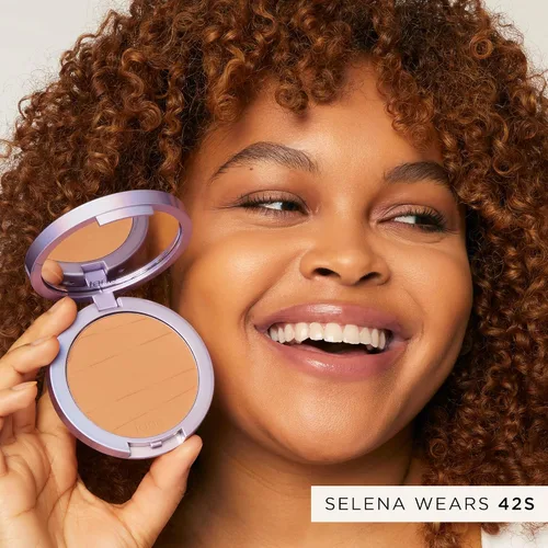 Vista 7 de tarte face tape polvo compacto – Polvo impermeable de cobertura media con ácido hialurónico, hongo de nieve y péptidos para suavizar y fijar