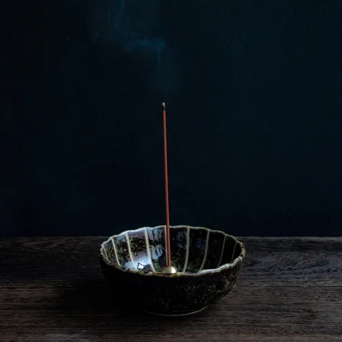 Vista 6 de Asayu Japan Palitos de incienso tradicionales Mezcla de sándalo y flor de ciruelo (1.41 oz) para meditación matutina, relax o yoga, hecho en Japón