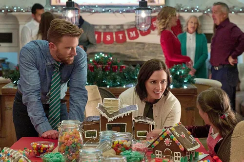 Vista 4 de Hallmark Countdown to Christmas 6-Movie Collection 3 Featuring A Royal Corgi Christmas, A Fabled Holiday, The Royal Nanny, A Tale of Two and more