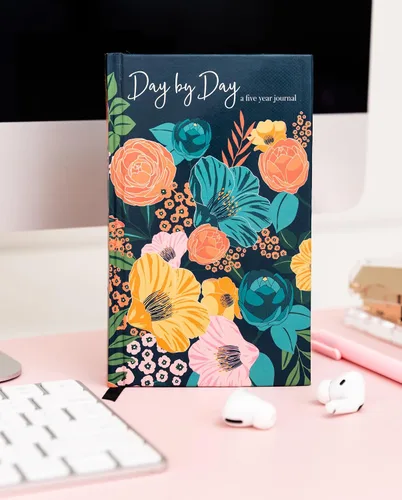 Vista 6 de Steel Mill & Co - Diario de 5 años, libro de recuerdos de una línea al día, pequeño diario de gratitud de 6.5 x 4 pulgadas para mujeres, flores