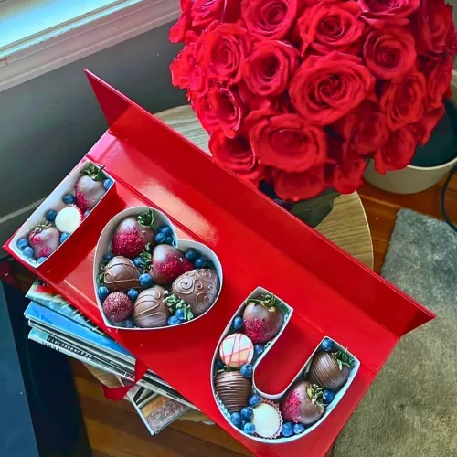 Vista 2 de UNIKPACKAGING Caja rellenable con forma de letra "I Love You", con forros de plástico, para arreglos florales de lujo (rojo)