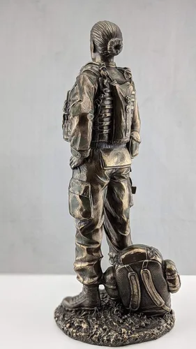 Vista 3 de VERONESE DESIGN Estatua de soldado femenino de 11 5/8 pulgadas Regalos militares Escultura de acabado de bronce de resina fundida en frío