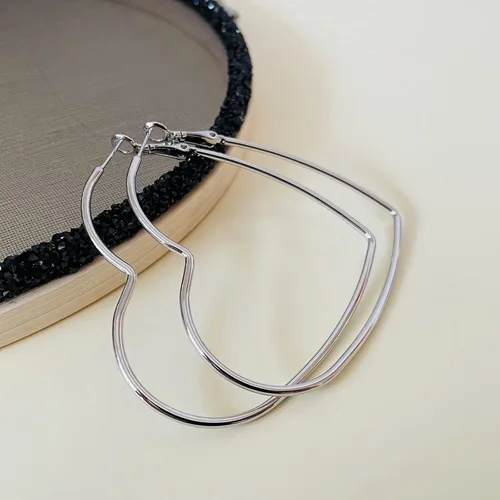Vista 4 de Aretes de aro, joyería de moda, aretes de aro grandes geométricos con forma de corazón para mujer