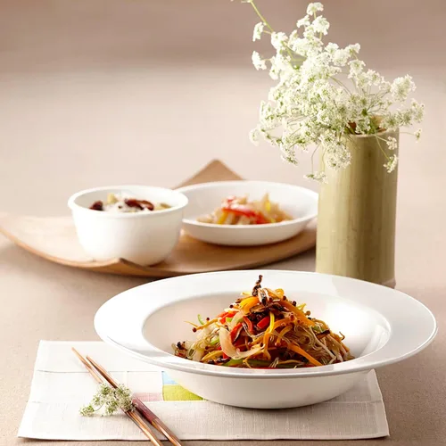 Vista 2 de Corelle Livingware Winter Frost White Tazón para Servir de 2 Cuartos - 1 Tazón - 2 Cuartos - Vidrio Resistente a Astillas
