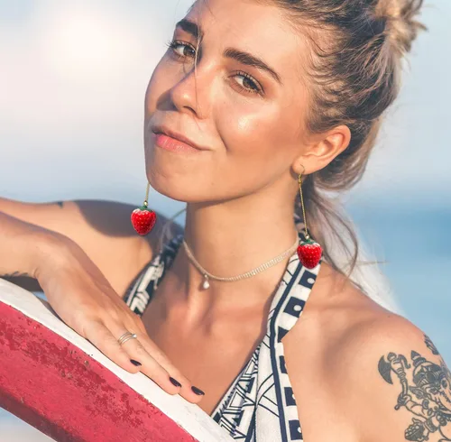 Vista 2 de Aretes colgantes de fresa para mujeres y niñas, aretes colgantes de fresa roja, aretes de fresa de imitación, aretes de gota de fruta acrílica 3D