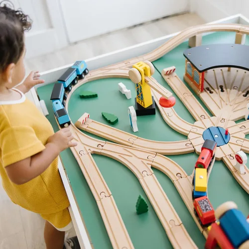 Vista 2 de Melissa & Doug Mesa de juego multiactividad de madera de lujo para sala