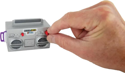 Vista 3 de World's Smallest Boombox, Boombox miniatura totalmente funcional retro de los años 80. ¡Reproduce tu música con la memoria USB incluida!