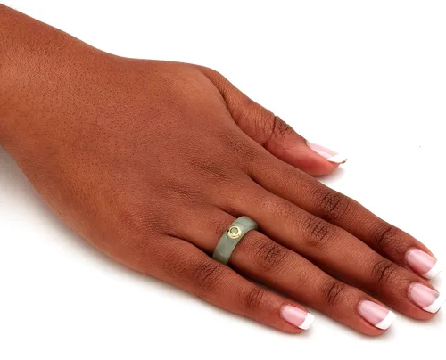 Vista 4 de Anillo redondo de oro amarillo de 10 quilates con bisel de jade auténtico y verde