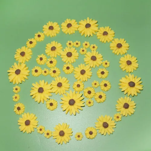 Vista 3 de HADDIY Girasol de resina para manualidades, 50 piezas pequeñas de margaritas decorativas amarillas para adornos de álbumes de recortes, bricolaje