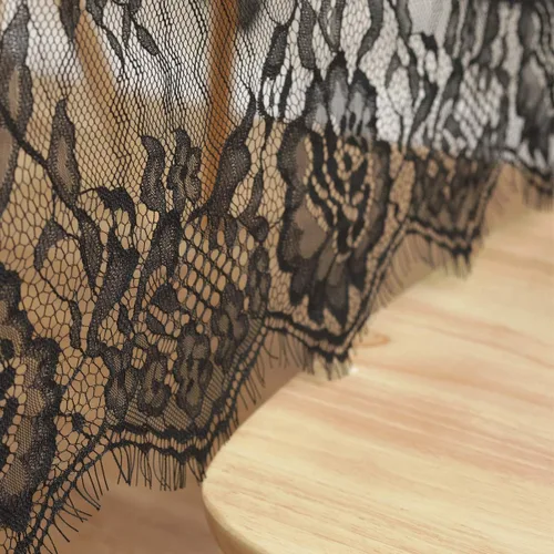 Vista 7 de Bringsine Mantel de encaje rústico ultrafino y ligero, color negro nórdico, perfecto para Halloween, cenas y noches de cine de miedo con flores