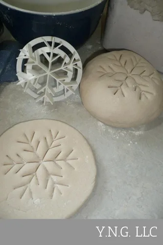 Vista 2 de YNGLLC Sello de pan dulce mexicano con patrón de copos de nieve, hecho en Estados Unidos, PR4396, color blanco