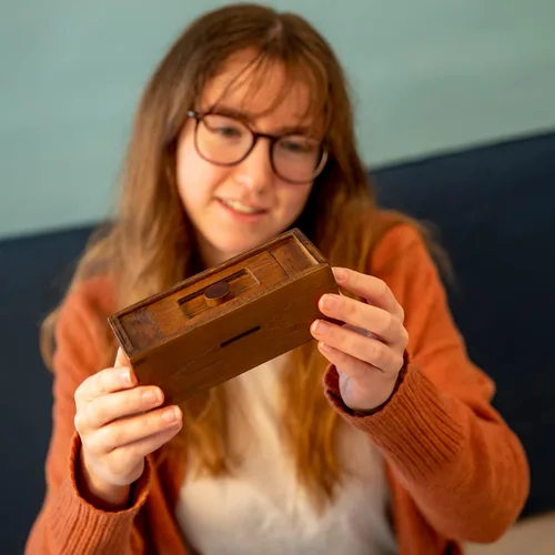 Vista 8 de Bits and Pieces - Guarde su dinero en esta caja secreta, rompecabezas - Secreto compartimiento de madera, juego de cerebros para adultos