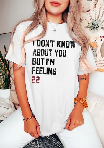 Vista 3 de Camiseta de manga corta con texto en inglés "I Don't Know About You But I'm Feeling 22" para mujer, álbum de música, cantante, regalo para fanáticos