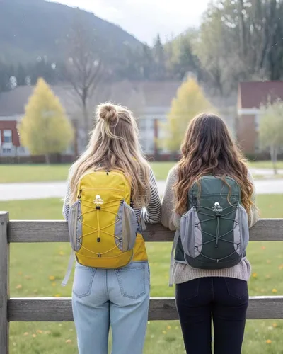 Vista 7 de Mochila de hidratación con bolsa de agua de 2 litros. Mochila ligera de 15 litros con bolsillos para cinturón de cadera del tamaño del teléfono