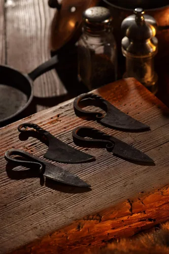 Vista 8 de Armory Replicas Navaja de bolsillo celta con funda de cuero - Cuchillo vintage de hoja fija - Réplica medieval forjada a mano Celta - Funda Negra