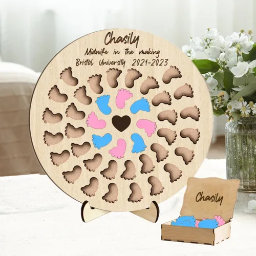 Vista 17 de Contador de nacimiento personalizado para estudiantes partera con 50 espacios para bebés, tablero de madera en forma de corazón