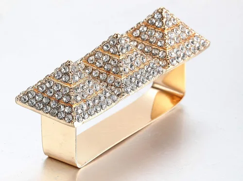 Vista 4 de Anillo de pirámide de aleación punk con diamantes de imitación, rapero hip hop, labios rojos, bisutería, tamaño de 2 dedos