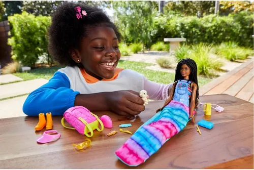 Vista 7 de Barbie Muñeca y accesorios, se necesitan dos muñecas de camping "Brooklyn" con cachorro de mascota y más de 10 accesorios