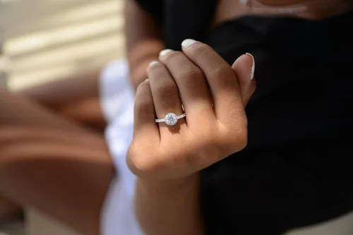Vista 2 de LEMON GRASS Anillo de compromiso de diamantes con halo redondo de 1.22 qt con banda pavé en plata de ley con circonita cúbica transparente
