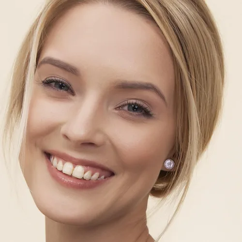 Vista 5 de Aretes bañados en oro blanco de 18 K con forma de circonita cúbica (1.90 quilates) por Orrous & Co.