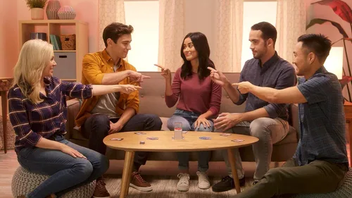 Vista 2 de Mattel Jewel Heist - Juego de estrategia de equipo con tabla, bóveda, joyas, juego de roles misterioso, deducción social para adultos, familias